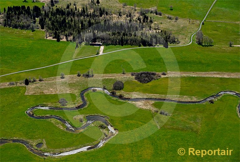 Foto: L Orbe schlängelt sich durch das Vallee de Joux VD. (Luftaufnahme von Niklaus Wächter)