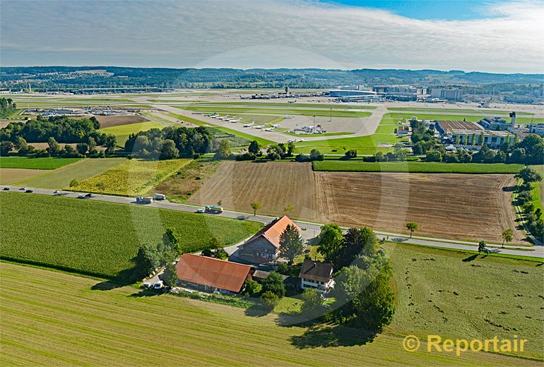 Foto: Bauernhof an der .Ue.berlandstrasse beim Flughafen Zürich-Kloten. (Luftaufnahme von Niklaus Wächter)