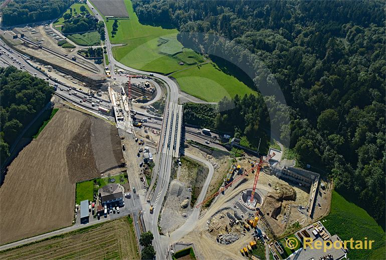 Foto: Ausbau der Nordumfahrung Zürich. Blick auf die Baustelle beim Nordportal des Gubristtunnels. (Luftaufnahme von Niklaus Wächter)