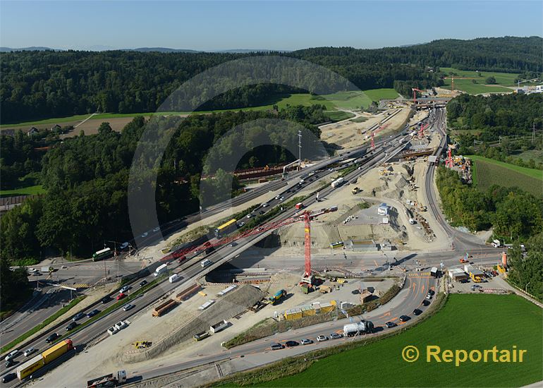 Foto: Ausbau der Nordumfahrung Zürich. Blickrichtung Gubristtunnel Nordportal. (Luftaufnahme von Niklaus Wächter)