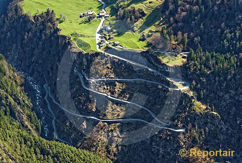 Foto: Strassenbau im Gebirge. Immer wieder wird die Strasse zwischen Amsteg und Bristen UR verschüttet. (Luftaufnahme von Niklaus Wächter)