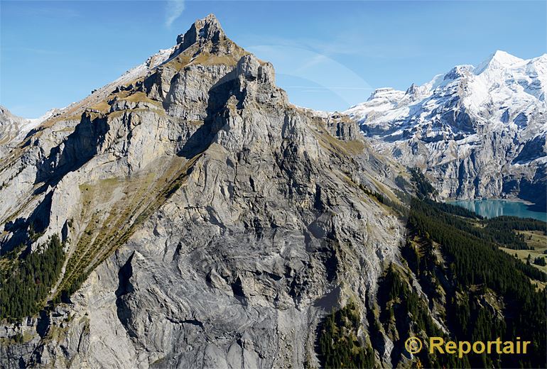 Foto: Der Hausberg von Kandersteg BE ist zerfurchtes Urgestein und trägt den Namen Bire. (Luftaufnahme von Niklaus Wächter)