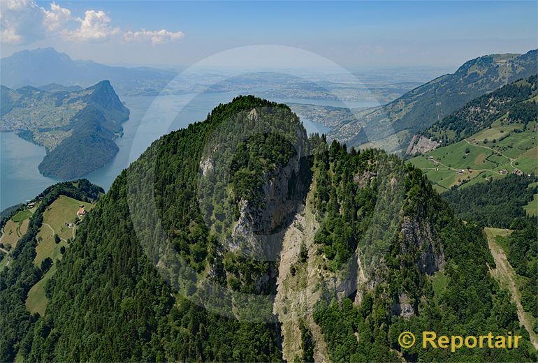 Foto: Der Vitznauerstock SZ wird auch Gersauerstock genannt und trohnt bis zu 1452 m.ü.M. über dem Vierwaldstättersee. (Luftaufnahme von Niklaus Wächter)