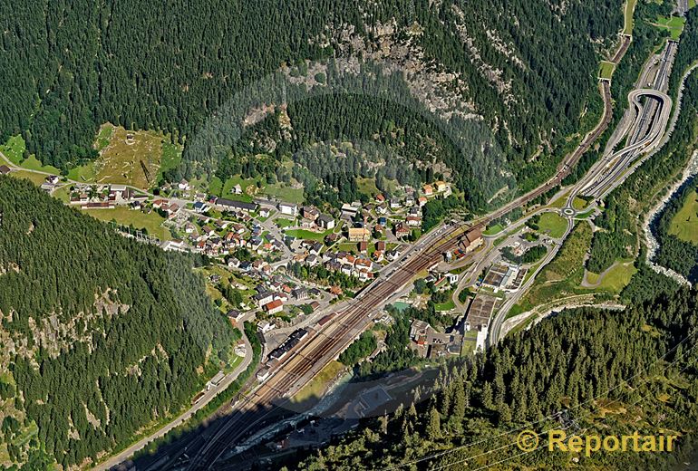 Foto: Von oben am schönsten. Göschenen UR an der Nord-Süd-Transitachse von Bahn- und Strassenverkehr. (Luftaufnahme von Niklaus Wächter)