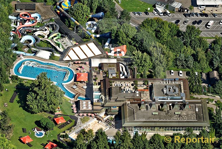 Foto: Das Erlebnisbad Alpamare in Pfäffikon SZ lockt unter anderem mit elf Wasserrutschbahnen. (Luftaufnahme von Niklaus Wächter)