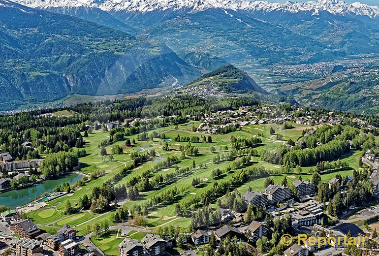 Foto: Crans Montana VS mit seinem Golfplatz. (Luftaufnahme von Niklaus Wächter)