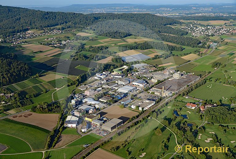 Foto: Vorbildlich begrenzt - das Industriegebiet von Otelfingen ZH. (Luftaufnahme von Niklaus Wächter)