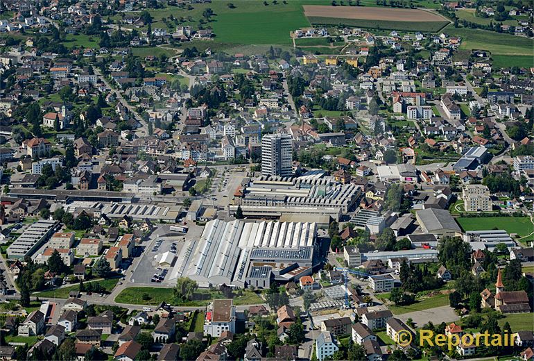 Foto: Mitten in Menziken AG steht die Aluminiumfabrik. (Luftaufnahme von Niklaus Wächter)