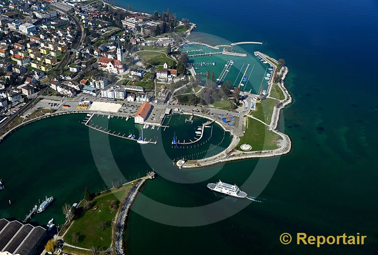 Foto: Ein Schiff läuft ein in Romanshorn TG. (Luftaufnahme von Niklaus Wächter)