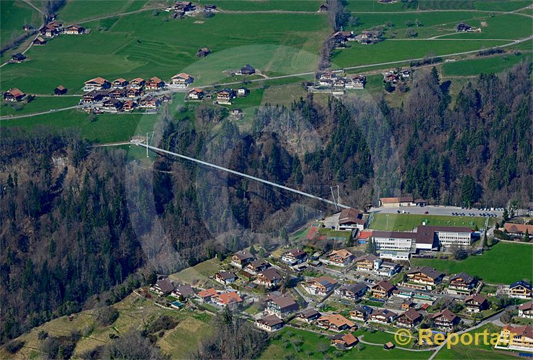 Foto: Eine 320 Meter lange Panorama-Hängebrücke über ein Bachtobel verbindet Sigriswil BE mit dem Nachbarort. (Luftaufnahme von Niklaus Wächter)