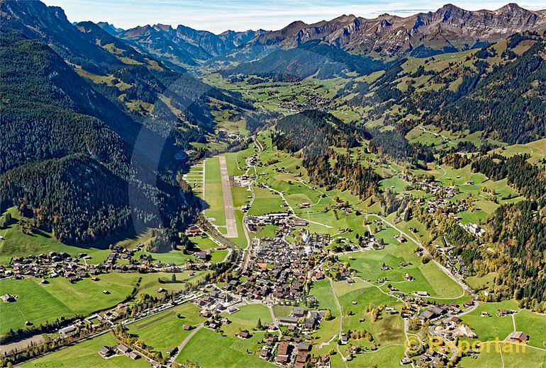 Foto: Saanen BE mit seinem Flugplatz. (Luftaufnahme von Niklaus Wächter)