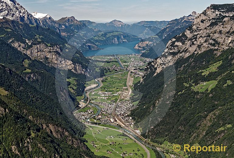 Foto: Zwischen Gotthard und Urnersee und hohen Bergen liegt Erstfeld UR. (Luftaufnahme von Niklaus Wächter)