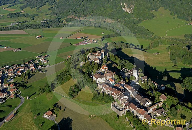 Foto: Das historische Städtchen Greyerz bzw. Gruyeres ist mit seinem Schloss ein Touristenmagnet. (Luftaufnahme von Niklaus Wächter)