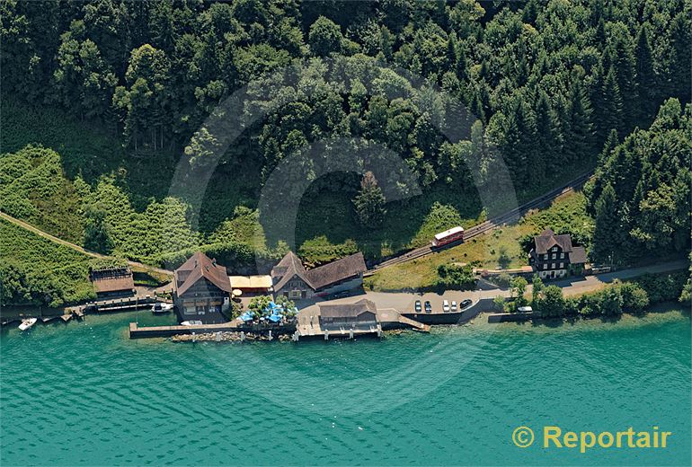 Foto: Die Treib-Seelisberg-Bahn fährt auf die Schiffstation zu. (Luftaufnahme von Niklaus Wächter)