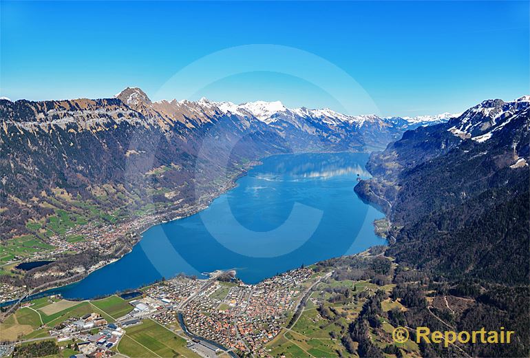 Foto: Der Brienzersee mit seinem berühmten gletscherblauen Wasser. (Luftaufnahme von Niklaus Wächter)