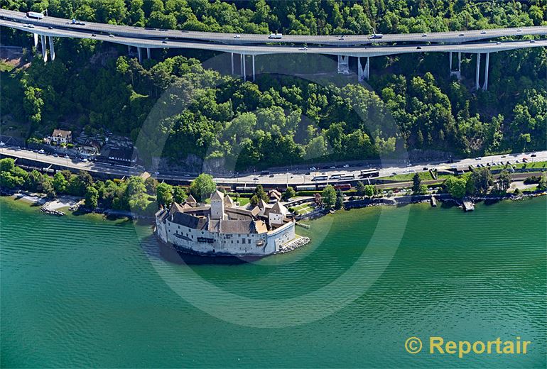 Foto: Das Schloss Chillon scheint vor den gewaltigen Verkehrsströmen vor seinem Tor zurückzuweichen. (Luftaufnahme von Niklaus Wächter)