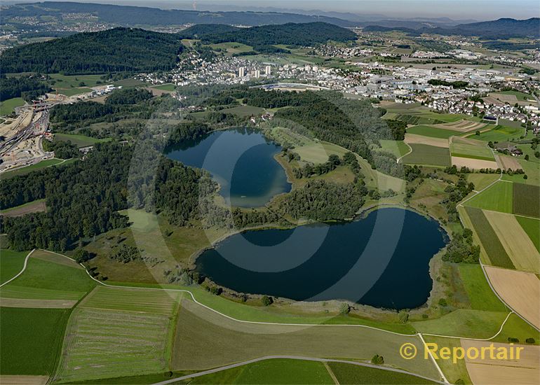 Foto: Der Obere und im Hintergrund der Untere Chatzensee zwischen Regensdorf und Wallisellen ZH. (Luftaufnahme von Niklaus Wächter)