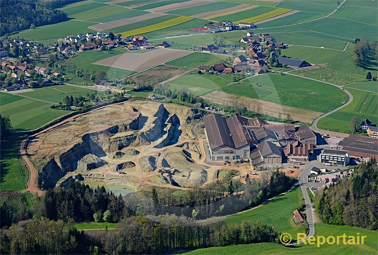 Foto: Landschaftsprägend - die Ziegelei von Rapperswil BE. (Luftaufnahme von Niklaus Wächter)