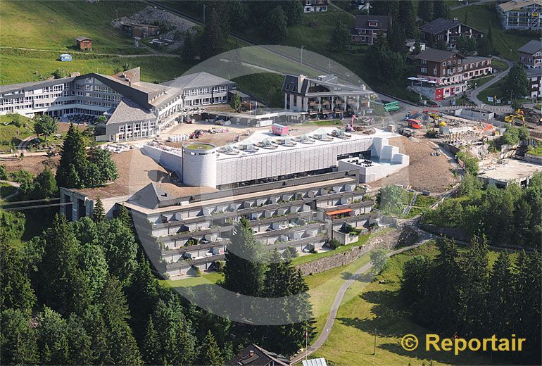 Foto: Auf Rigi-Kaltbad steht das von Stararchitekt Mario Botta gestaltete unterirdische Wellnessbad vor der Eröffnung. (Luftaufnahme von Niklaus Wächter)