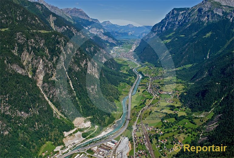 Foto: Reusstal bei Amsteg UR. (Luftaufnahme von Niklaus Wächter)