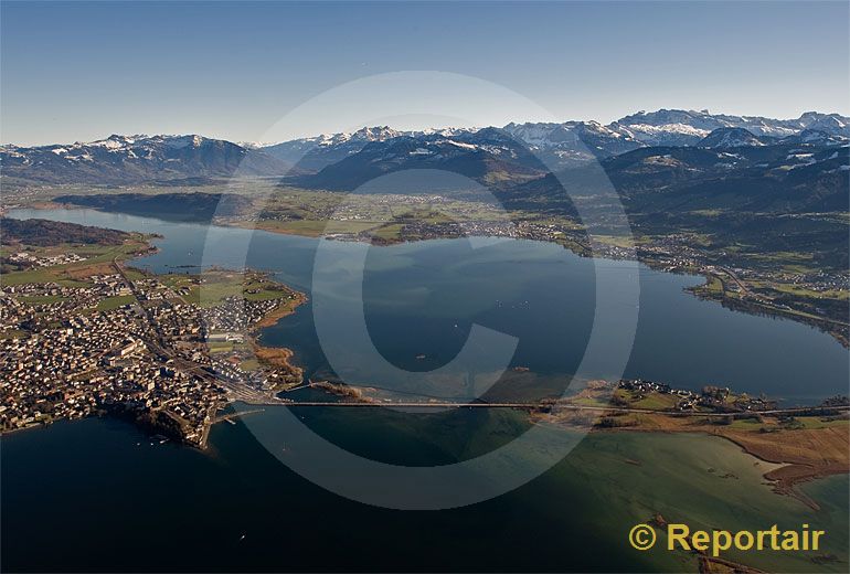 Foto: Der Obersee mit Rapperswil links und Hurden rechts. (Luftaufnahme von Niklaus Wächter)