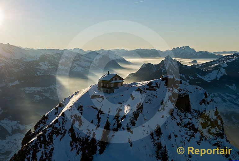Foto: Winterruhe im Berggasthaus auf dem Grossen Mythen bei Schwyz. (Luftaufnahme von Niklaus Wächter)