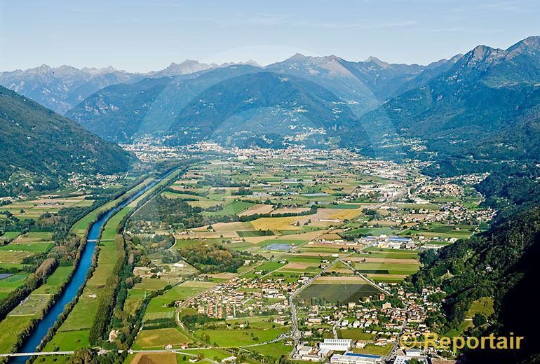 Foto: Die Magadinoebene zwischen Lago Maggiore und Giubiasco TI. (Luftaufnahme von Niklaus Wächter)