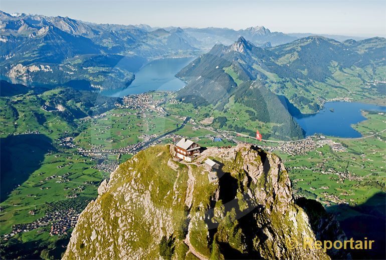 Foto: Der Grosse Mythen mit seinem Berggasthaus und dem Ausblick auf den Verwaldstättersee und den Lauerzersee. (Luftaufnahme von Niklaus Wächter)