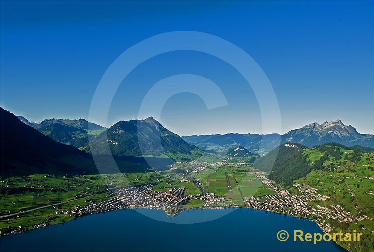 Foto: Buochs NW mit seinem Flugplatz. (Luftaufnahme von Niklaus Wächter)