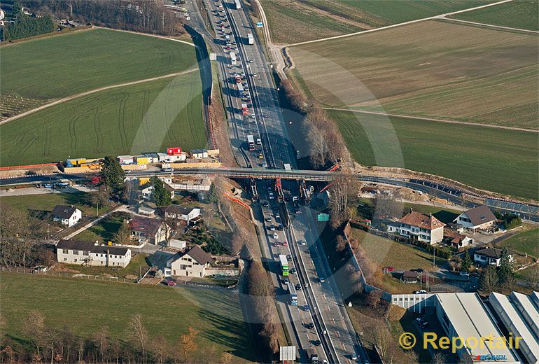 Foto: Der Ausbau der Autobahn A1 und A2 zwischen Wiggertal und Härkingen auf sechs Spuren - hier-bei Gunzgen - dauert noch bis im November 2014. (Luftaufnahme von Niklaus Wächter)