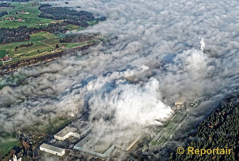 Foto: Nebel schiebt sich über die Papierfabrik Perlen LU. (Luftaufnahme von Niklaus Wächter)