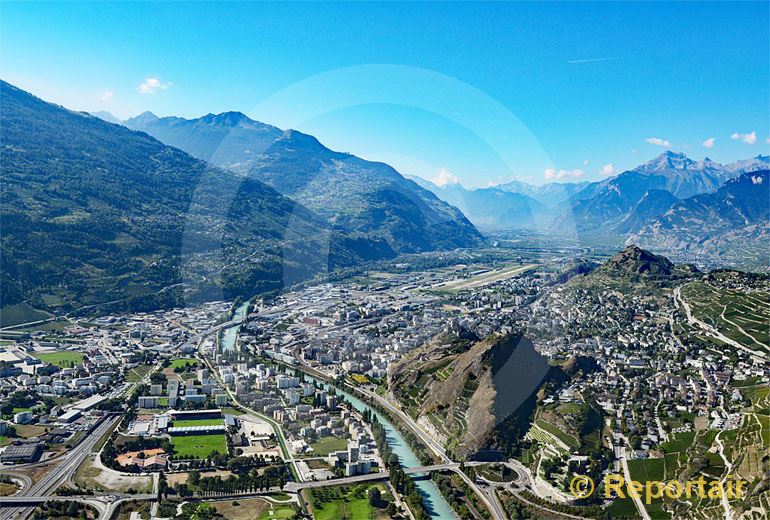 Foto: Sion bzw. Sitten ist der Hauptort des Kantons Wallis. (Luftaufnahme von Niklaus Wächter)