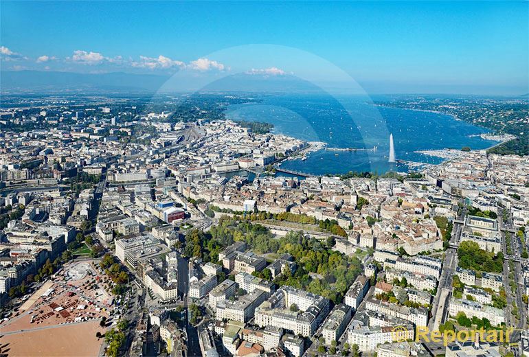 Foto: Genf mit seiner Plaine de Plainpalais links unten und seiner Fontaine im See. (Luftaufnahme von Niklaus Wächter)