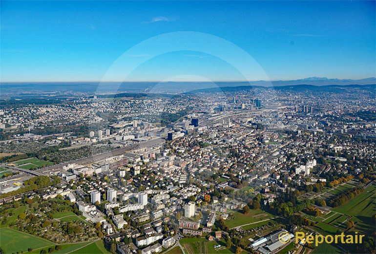 Foto: Zürich - Altstetten mit Blick Richtung Zürich-City. (Luftaufnahme von Niklaus Wächter)