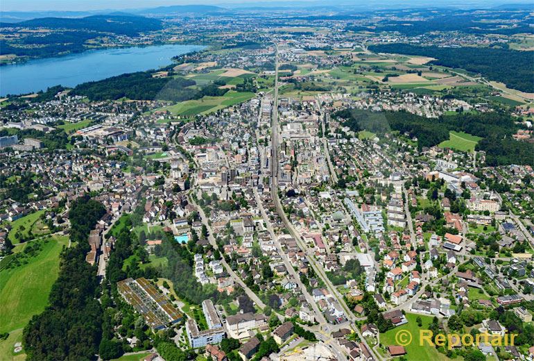 Foto: Die Stadt Uster mit dem Greifensee im Hintergrund. (Luftaufnahme von Niklaus Wächter)