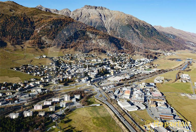 Foto: Samedan GR liegt neben dem gleichnamigen und einzigen Flugplatz im Kanton Graubünden. (Luftaufnahme von Niklaus Wächter)