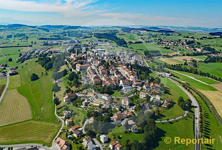 Foto: Romont FR mit seinem historischen Städtchen. (Luftaufnahme von Niklaus Wächter)