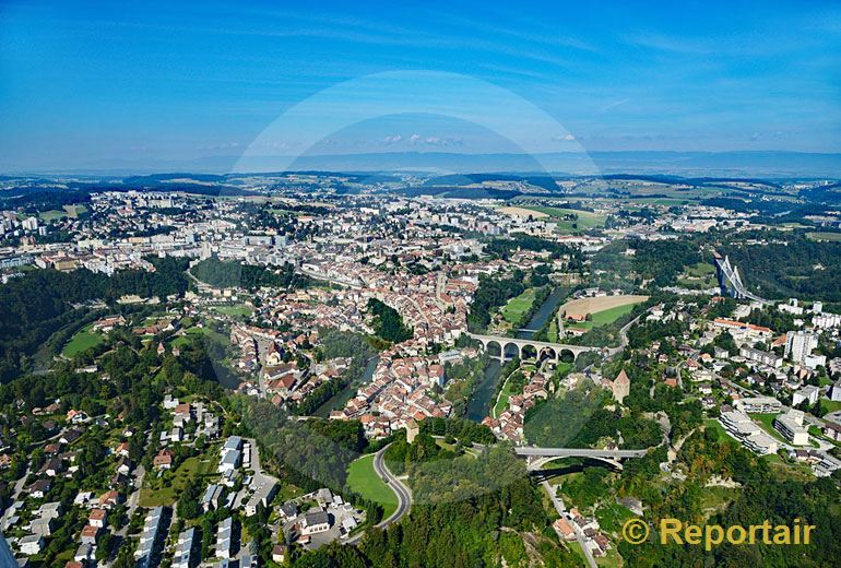 Foto: Fribourg bzw. Freiburg ist der Hauptort des Saanebezirks im Kanton Freiburg. (Luftaufnahme von Niklaus Wächter)