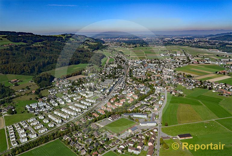 Foto: Belp bei Bern mit seinem Flugplatz im Hintergrund. (Luftaufnahme von Niklaus Wächter)