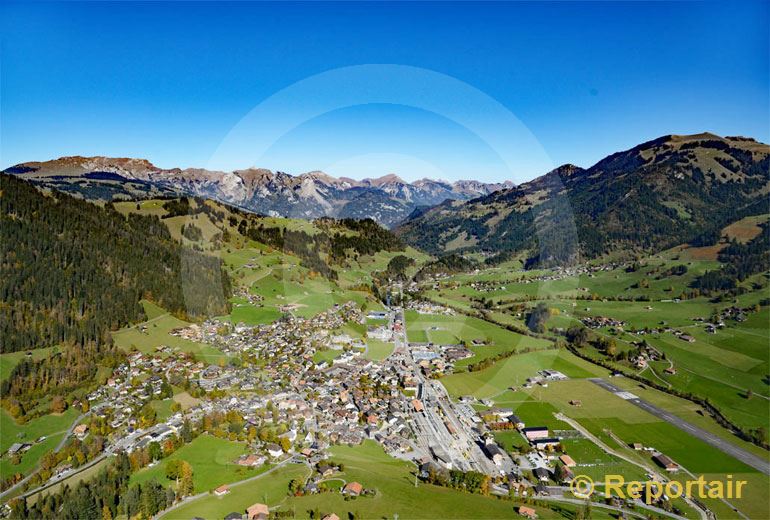 Foto: Zweisimmen im Berner Oberland. (Luftaufnahme von Niklaus Wächter)