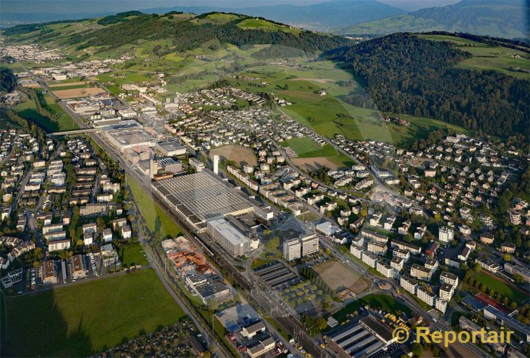Foto: In Ebikon  LU entsteht hinter dem Schindler Fabrikareal ein neues Einkaufszentrum. (Luftaufnahme von Niklaus Wächter)
