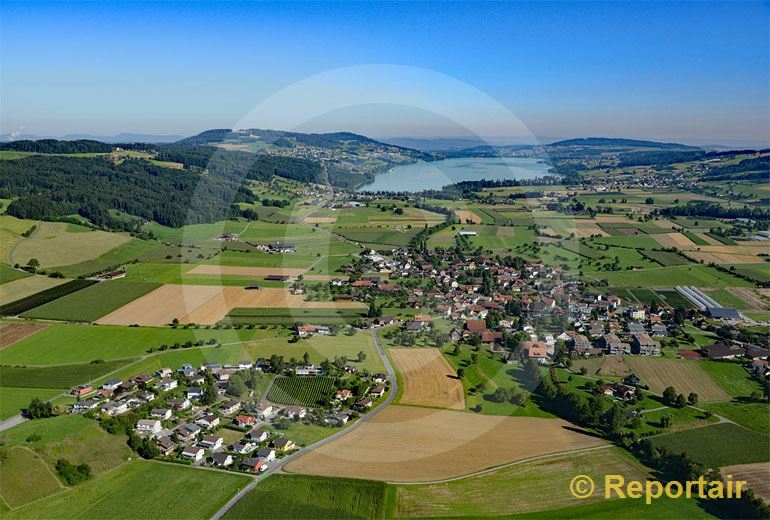 Foto: Ermensee LU liegt zwischen dem Hallwilersee und dem Baldeggersee. (Luftaufnahme von Niklaus Wächter)