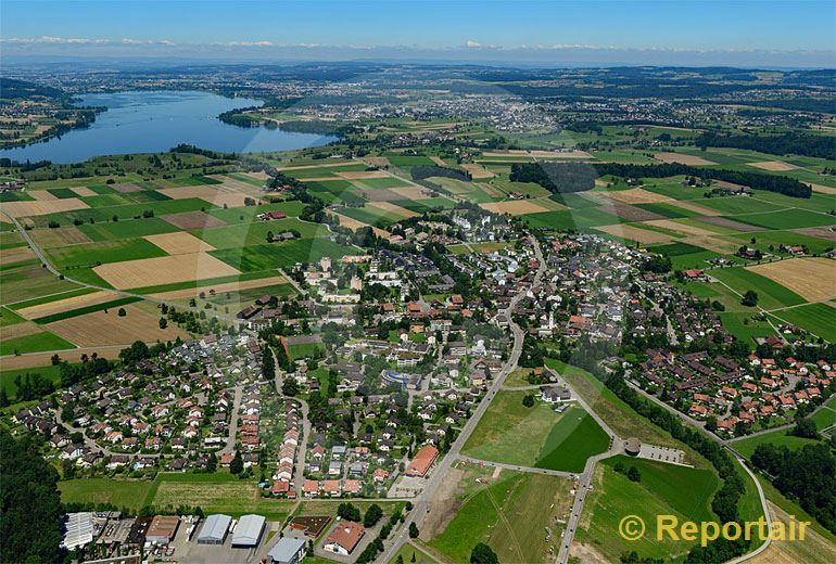 Foto: Mönchaltorf ZH mit dem Greifensee im Hintergrund. (Luftaufnahme von Niklaus Wächter)