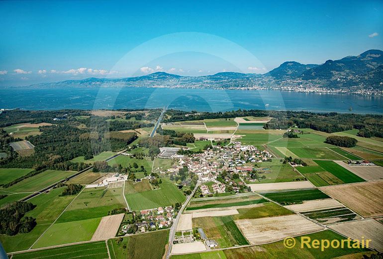 Foto: Zwischen Wiesen und Feldern am östlichen Ende des Genfersees liegt Noville VD. (Luftaufnahme von Niklaus Wächter)