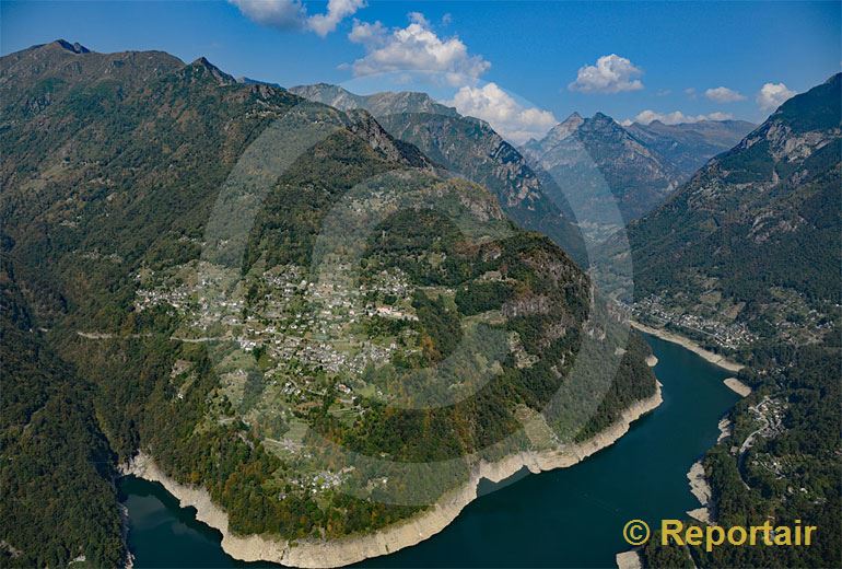 Foto: An einem steilen Berghang über dem Lago die Vogorno liegt Mergoscia TI. (Luftaufnahme von Niklaus Wächter)