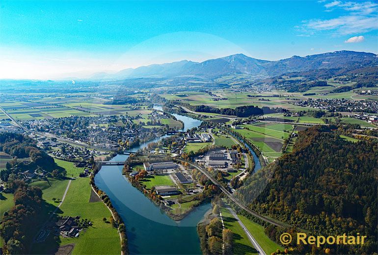 Foto: Verkehrs- und Wasserwege bei Wangen an der Aare. (Luftaufnahme von Niklaus Wächter)