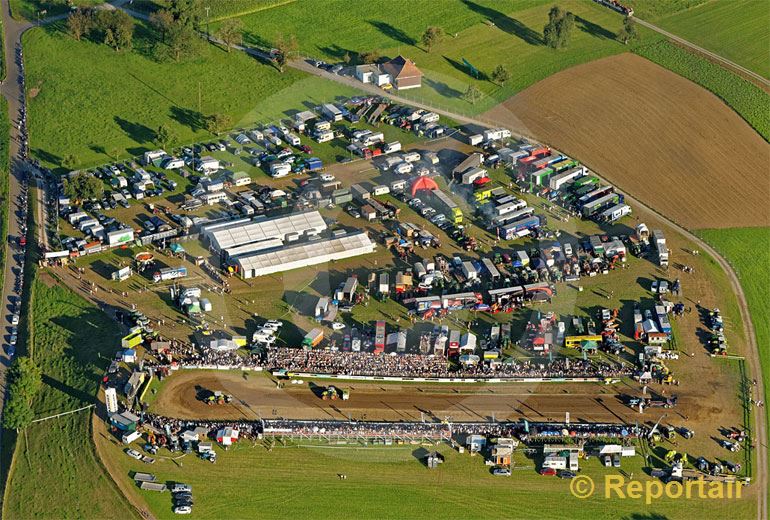 Foto: Viel Publikum am Traktorrennen bei Knutwil LU. (Luftaufnahme von Niklaus Wächter)