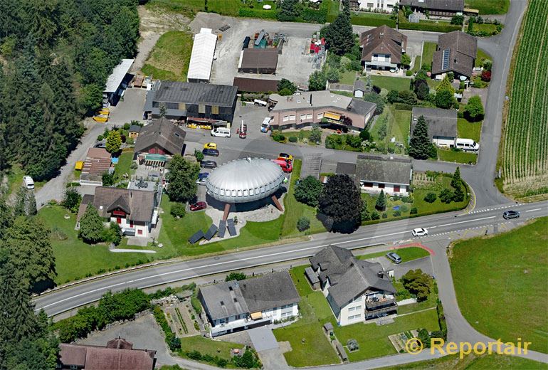 Foto: Das Ei-Familienhaus von Sins AG. (Luftaufnahme von Niklaus Wächter)