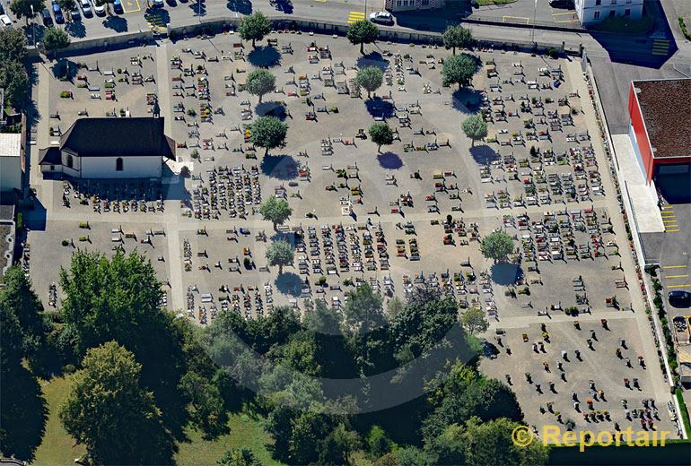 Foto: Der Asphaltfriedhof von Delsberg bzw. Delemont JU. (Luftaufnahme von Niklaus Wächter)