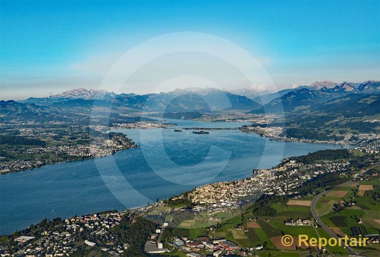 Foto: Der Zürichsee mit Wädenswil im Vordergrund. (Luftaufnahme von Niklaus Wächter)